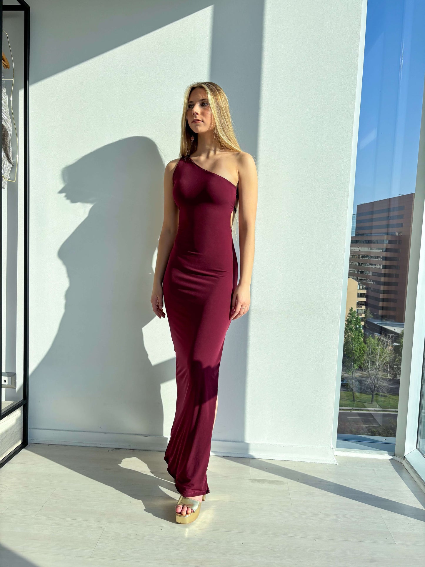 Vestido Gianna Burdeo, elegante vestido de fiesta largo, corte sirena, tejido elasticado, espalda descubierta, ideal para bodas.