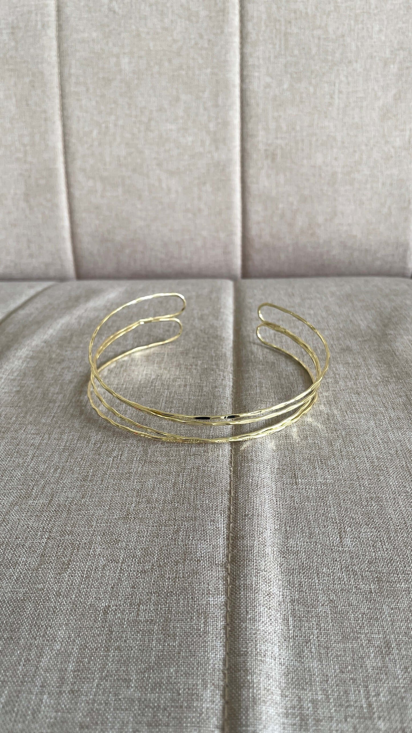 Gargantilla dorada doble, joyas elegantes para un look completo. Perfecta para eventos especiales. Envío a todo Chile.