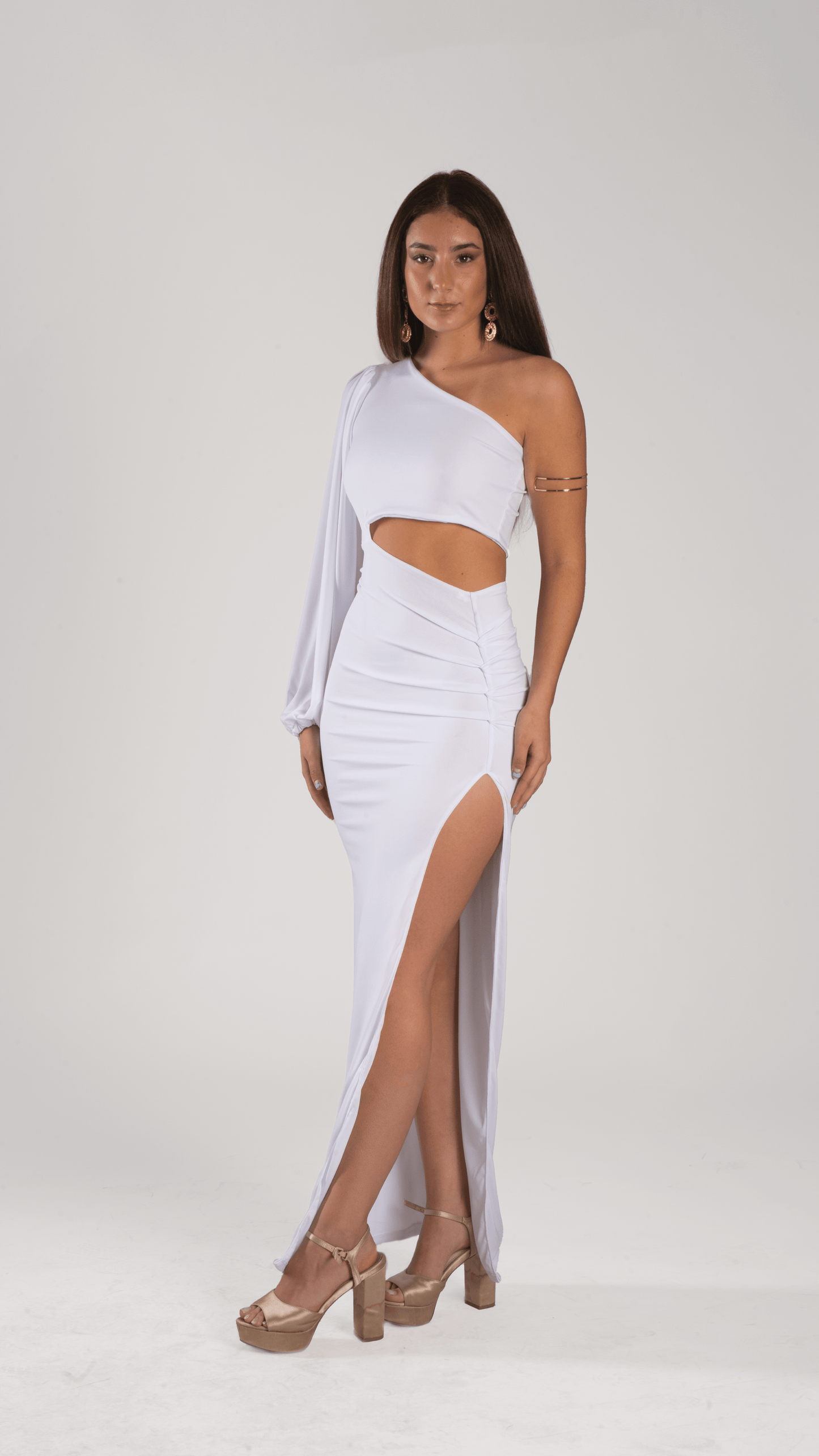 Vestido Bianca Blanco: elegante diseño blanco con corte asimétrico, ideal para bodas y ceremonias en la playa en Chile.