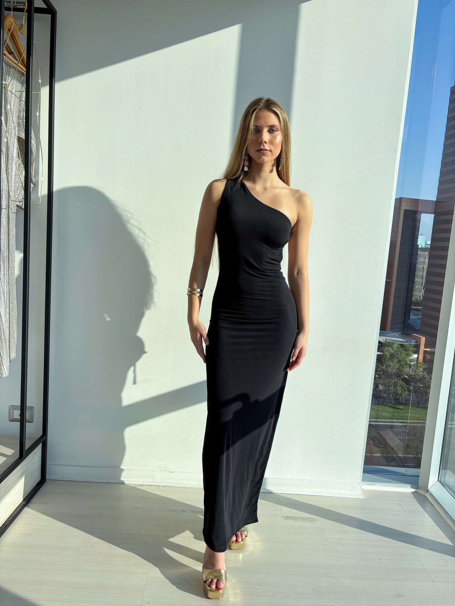 Vestido Gianna negro, elegante vestido de fiesta negro con corte sirena y hombro descubierto, ideal para bodas y graduación.