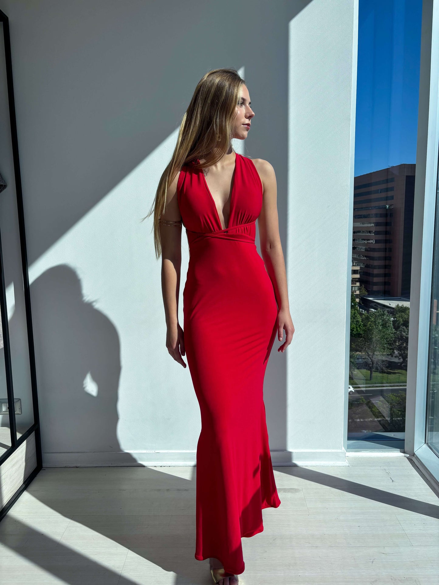 Vestido Milán Rojo, elegante vestido de fiesta largo con corte sirena y espalda descubierta, ideal para matrimonios y graduación.