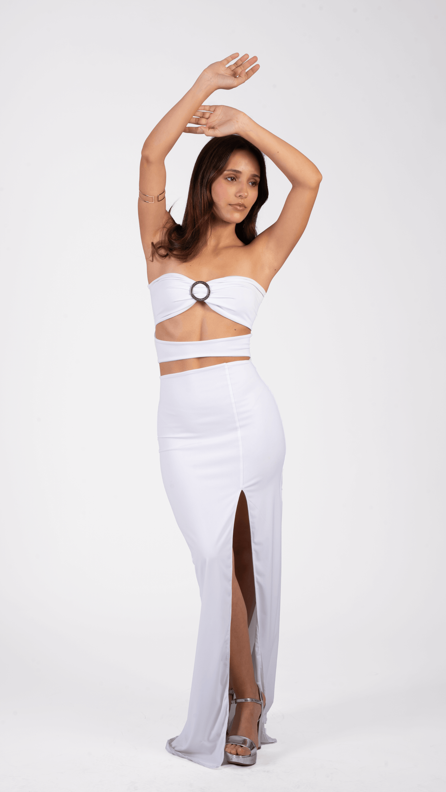 Vestido blanco elegante palabra de honor, ideal para bodas en la playa y eventos especiales, disponible en Chile.