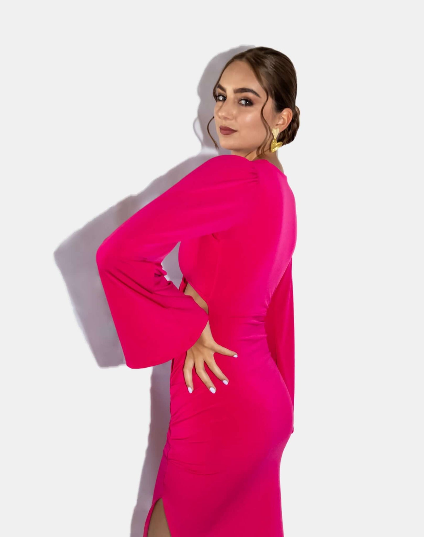 Modelo luciendo vestido largo elegante fucsia, ideal para gala o graduación. Envío a todo Chile.