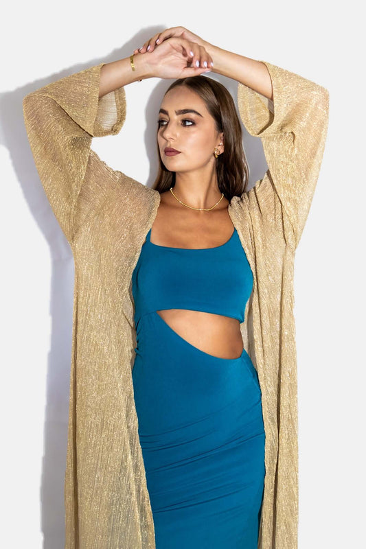 Mujer con Maxi Tapado Dorado sobre vestido largo elegante, perfecta para gala o graduación, envío a todo Chile.