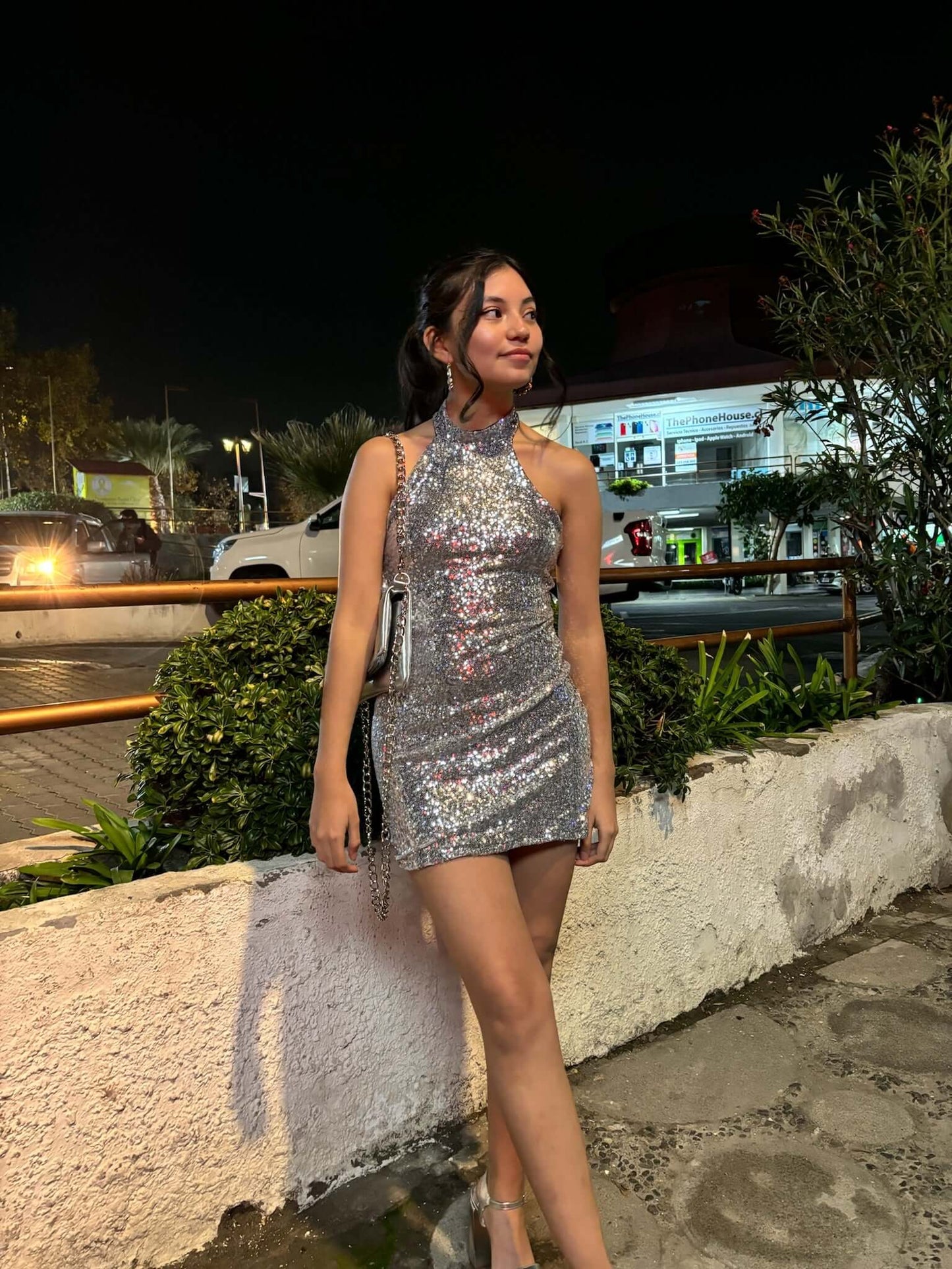 Vestido Ginevra corto, elegante y cubierto de lentejuelas, ideal para gala y graduación, envío a todo Chile.