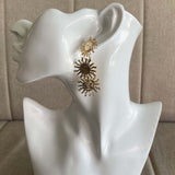 Aros dorados elegantes en exhibición, perfectos para un look completo en eventos especiales. Envío a todo Chile.