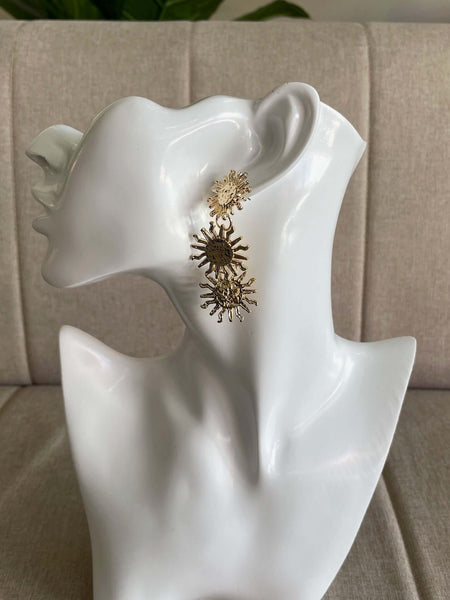 Aros dorados elegantes en exhibición, perfectos para un look completo en eventos especiales. Envío a todo Chile.