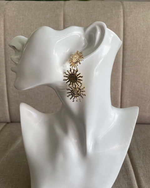 Aros dorados elegantes en exhibición, perfectos para un look completo en eventos especiales. Envío a todo Chile.