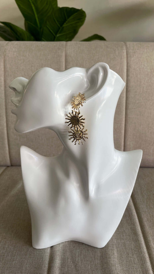 Aros dorados elegantes en exhibición, perfectos para un look completo en eventos especiales. Envío a todo Chile.