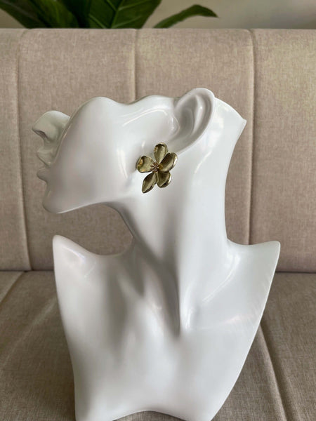 Aros dorados con diseño de flor, accesorios para vestidos, look completo, envío a todo Chile.