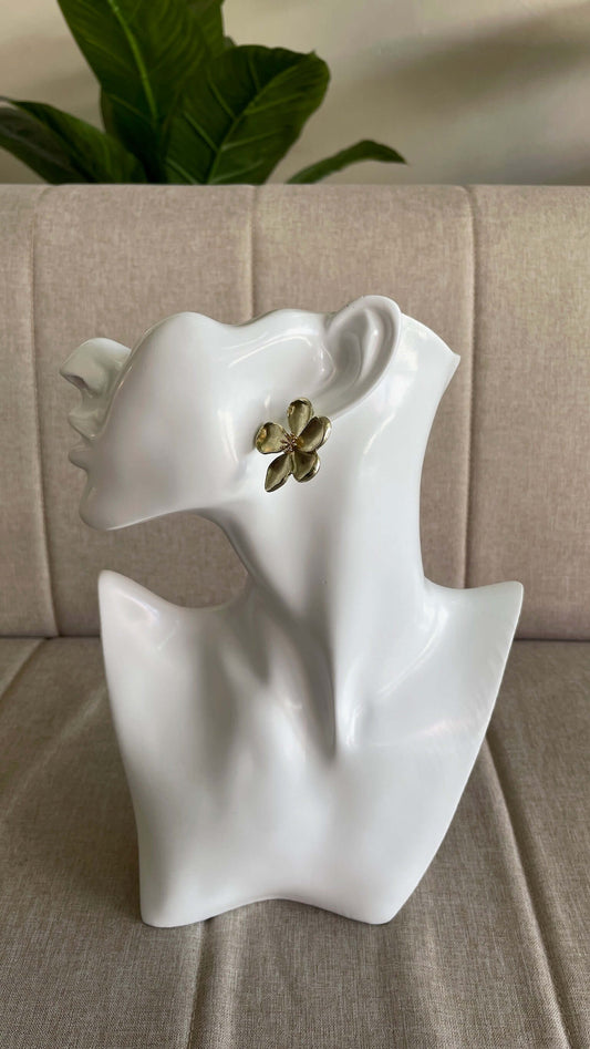 Aros dorados con diseño de flor, accesorios para vestidos, look completo, envío a todo Chile.