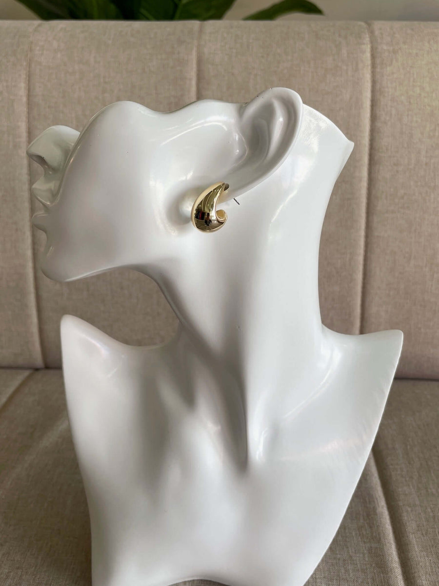 Aros dorados diseño gota en busto, joyas elegantes perfectas para un look completo, evento especial. Envío a todo Chile.