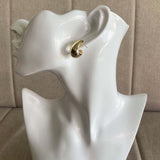 Aros dorados diseño gota en busto, joyas elegantes perfectas para un look completo, evento especial. Envío a todo Chile.