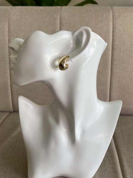 Aros dorados diseño gota en busto, joyas elegantes perfectas para un look completo, evento especial. Envío a todo Chile.