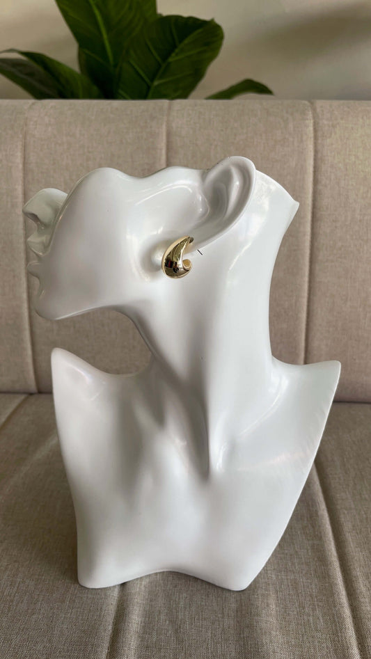 Aros dorados diseño gota en busto, joyas elegantes perfectas para un look completo, evento especial. Envío a todo Chile.