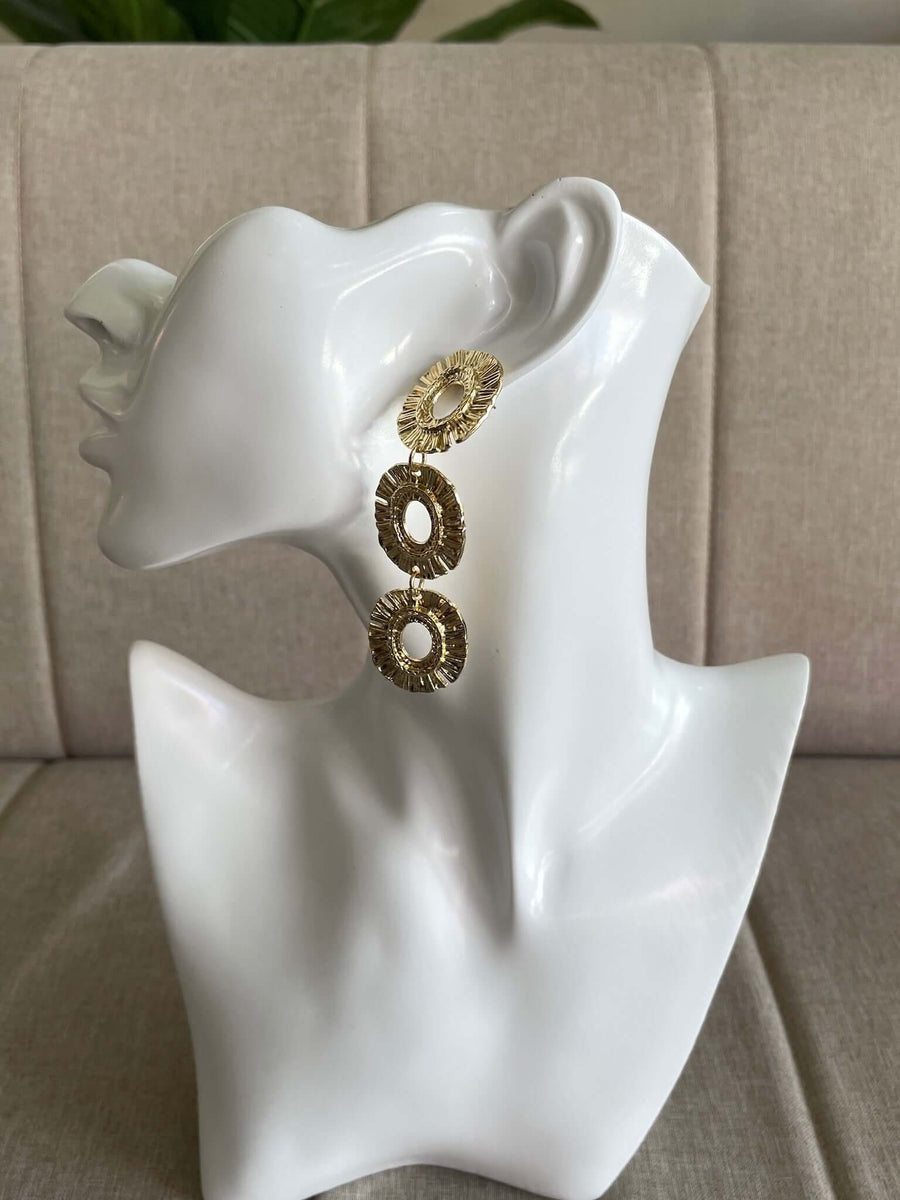 Aros dorados elegantes de diseño ovalos, perfectos para un look completo y eventos especiales. Envío a todo Chile.