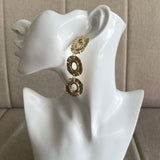 Aros dorados elegantes de diseño ovalos, perfectos para un look completo y eventos especiales. Envío a todo Chile.