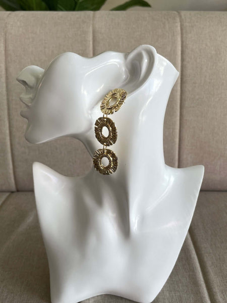 Aros dorados elegantes de diseño ovalos, perfectos para un look completo y eventos especiales. Envío a todo Chile.