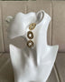 Aros dorados elegantes de diseño ovalos, perfectos para un look completo y eventos especiales. Envío a todo Chile.