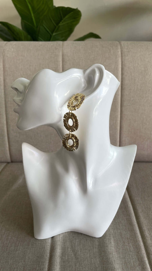 Aros dorados elegantes de diseño ovalos, perfectos para un look completo y eventos especiales. Envío a todo Chile.