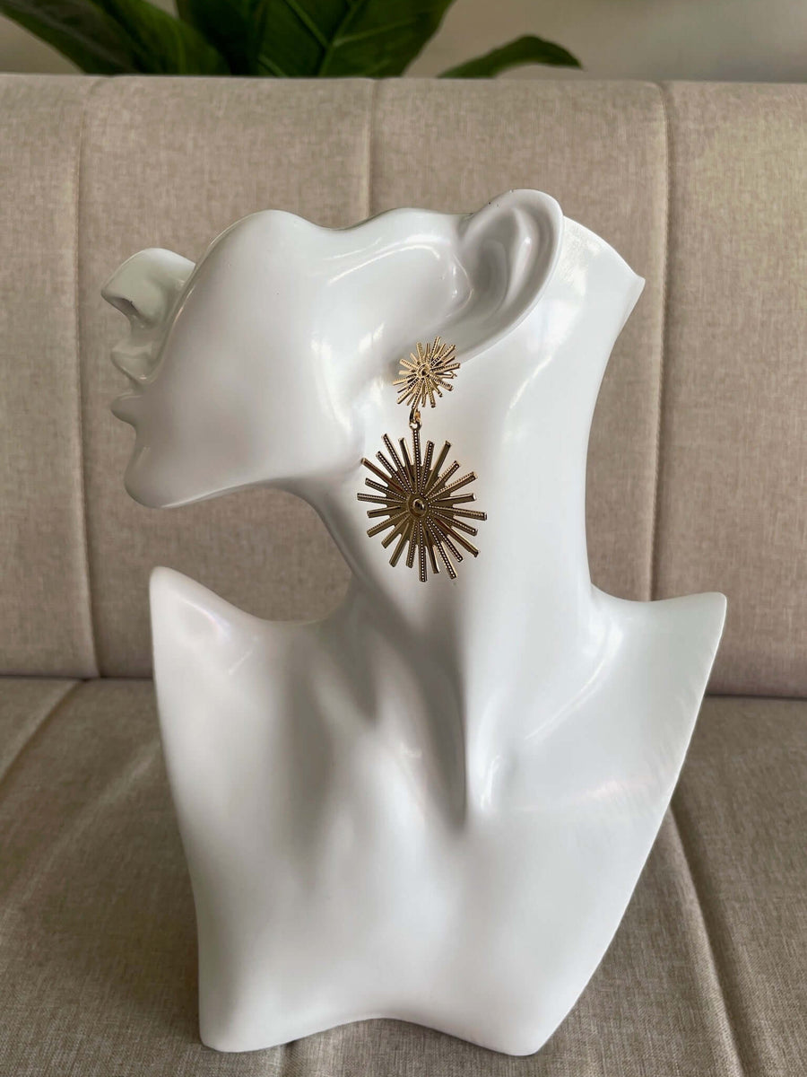 Aros dorados diseño sol, joyas elegantes para look completo y eventos especiales. Envío a todo Chile.