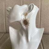 Aros dorados diseño sol, joyas elegantes para look completo y eventos especiales. Envío a todo Chile.