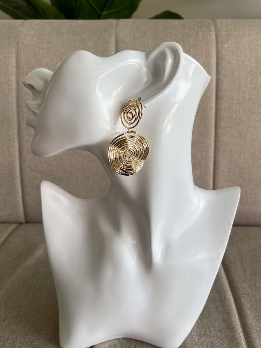 Aros dorados en diseño espiral, perfectos para un look completo y eventos especiales. Envío a todo Chile.