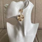 Aros dorados en diseño espiral, perfectos para un look completo y eventos especiales. Envío a todo Chile.