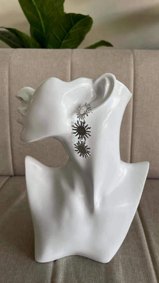 Aros plateados diseño 3 soles, joyas elegantes para un look completo, envío a todo Chile.