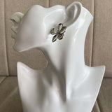 Aros plateados con diseño floral, joyas elegantes para un look completo. Envío a todo Chile para eventos especiales.