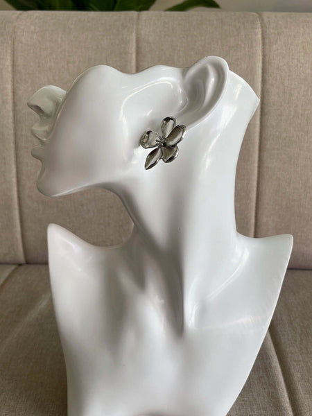 Aros plateados con diseño floral, joyas elegantes para un look completo. Envío a todo Chile para eventos especiales.