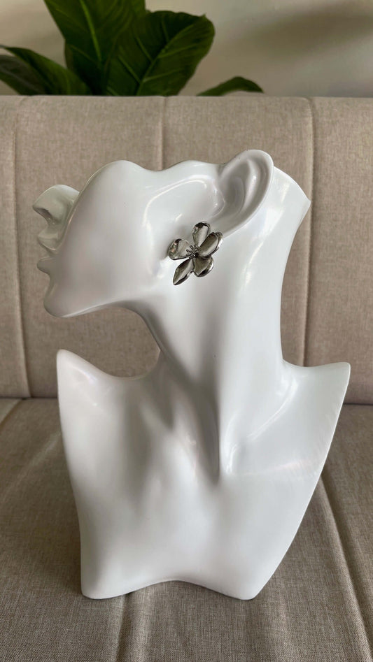 Aros plateados con diseño floral, joyas elegantes para un look completo. Envío a todo Chile para eventos especiales.