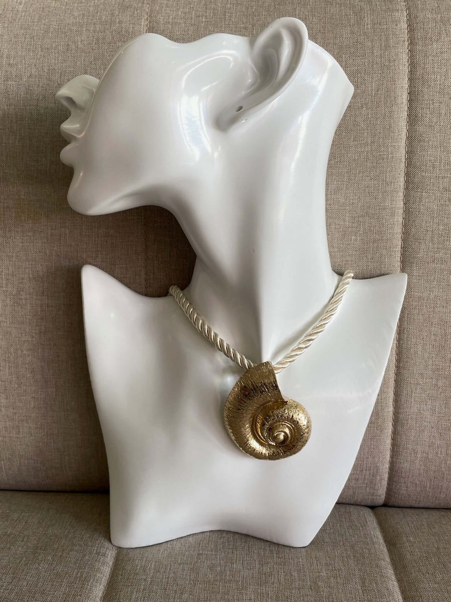 Collar con colgante de concha dorado, ideal para un look completo en evento especial. Envío a todo Chile.