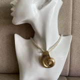 Collar con colgante de concha dorado, ideal para un look completo en evento especial. Envío a todo Chile.