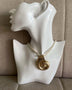 Collar con colgante de concha dorado, ideal para un look completo en evento especial. Envío a todo Chile.