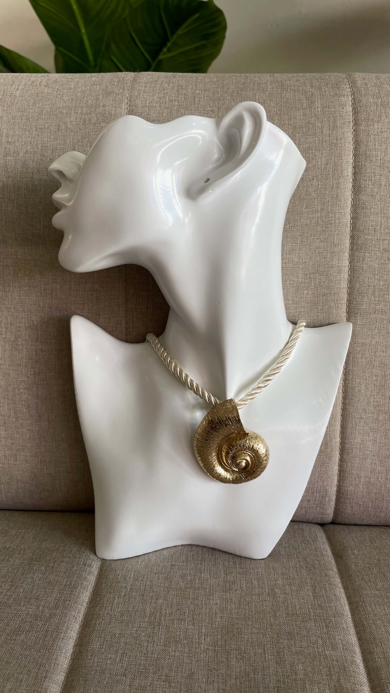 Collar con colgante de concha dorado, ideal para un look completo en evento especial. Envío a todo Chile.