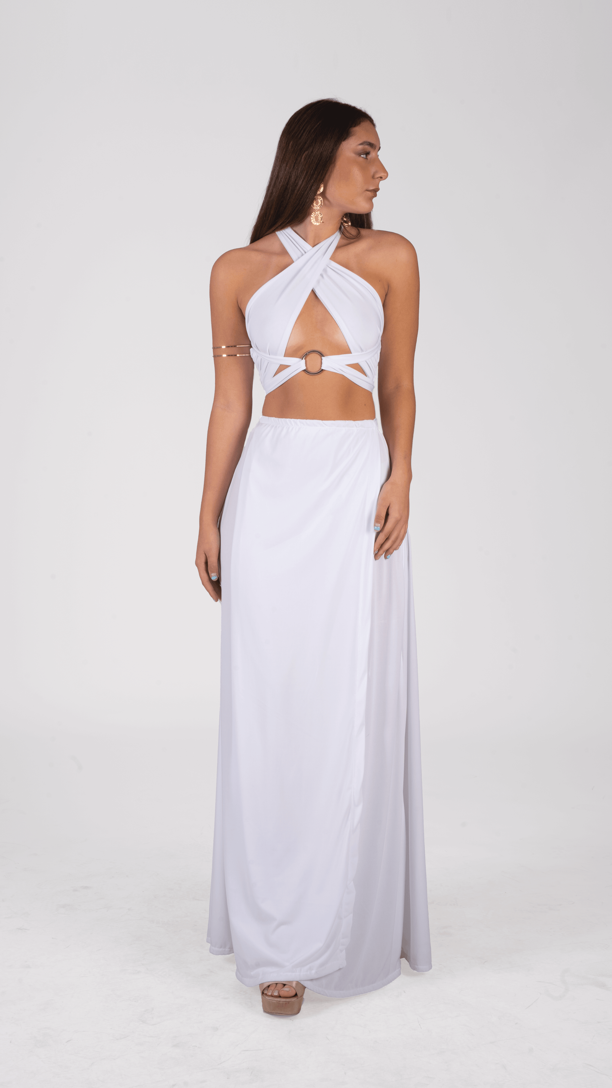 Vestido blanco elegante ideal para bodas civiles y ceremonias en la playa. Diseño moderno y atractivo, con envío a todo Chile.