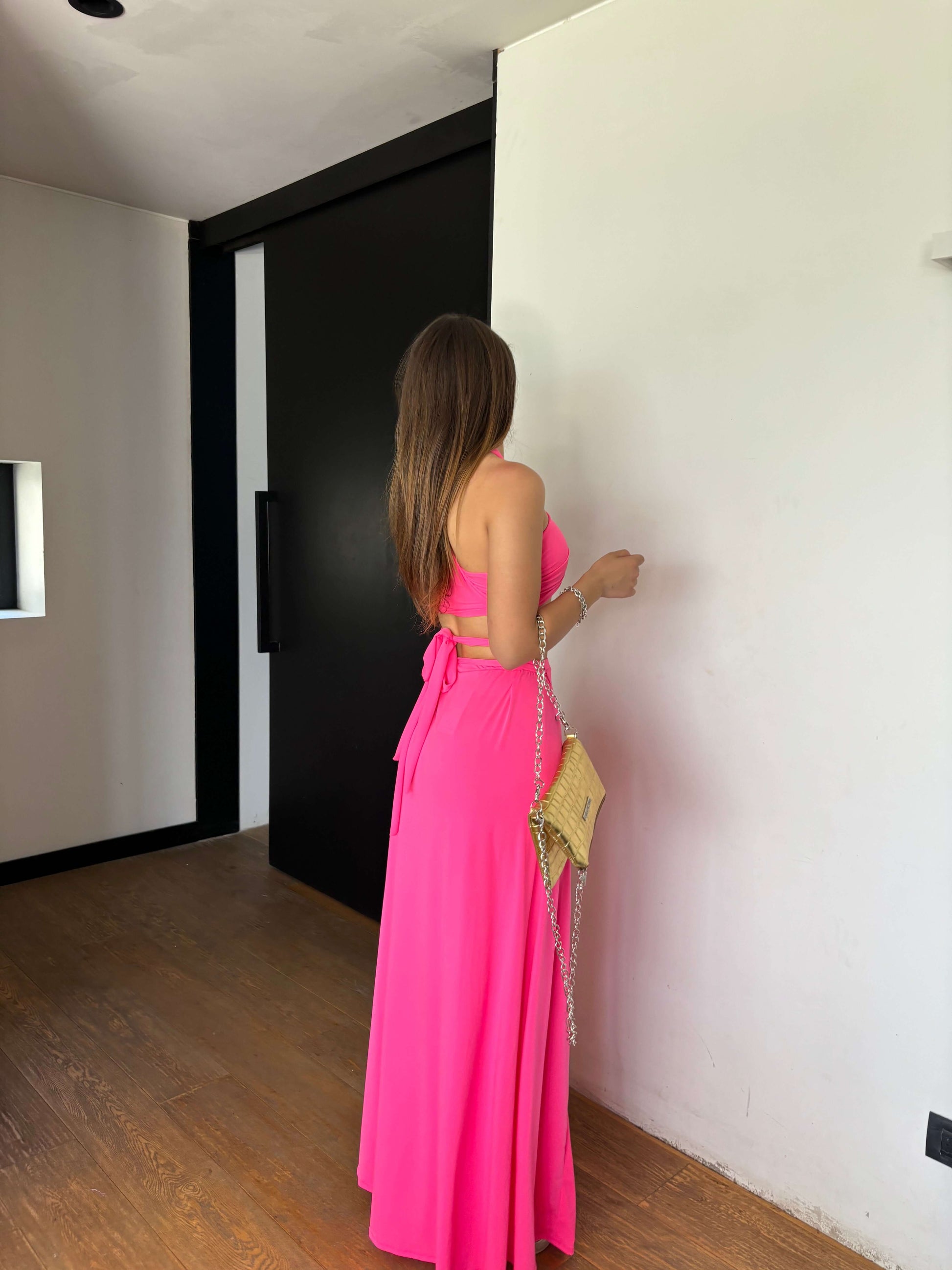 conjunto de fiesta largo fucsia para bodas, galas y graduaciones, tajo en la pierda, top ajustable con argolla, tienda en vitacura, envios a todo chile