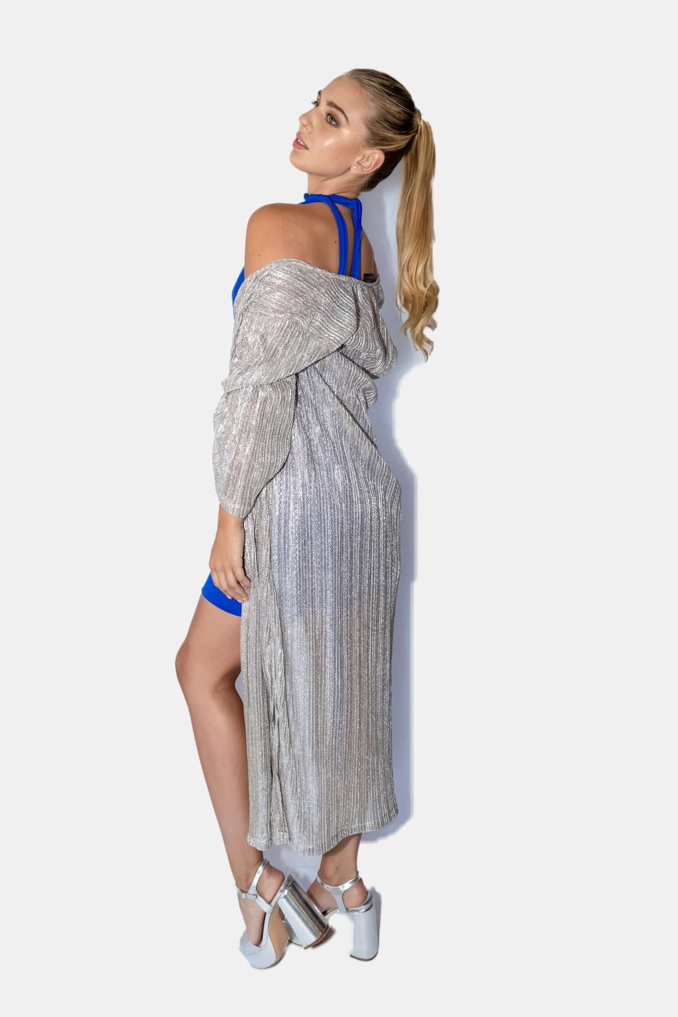 Mujer con Maxi Tapado Plateado, vestido largo elegante ideal para gala y graduación. Envío a todo Chile.