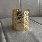 Esclava dorada ancha, joya elegante para un look completo en eventos especiales. Envío a todo Chile.