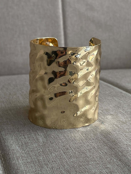 Esclava dorada ancha, joya elegante para un look completo en eventos especiales. Envío a todo Chile.