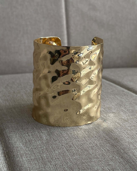Esclava dorada ancha, joya elegante para un look completo en eventos especiales. Envío a todo Chile.