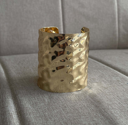 Esclava dorada ancha, joya elegante para un look completo en eventos especiales. Envío a todo Chile.