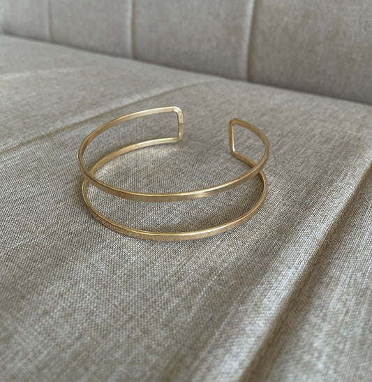 Esclava dorada delgada, joyas elegantes para un look completo. Ideal para un evento especial. Envío a todo Chile.