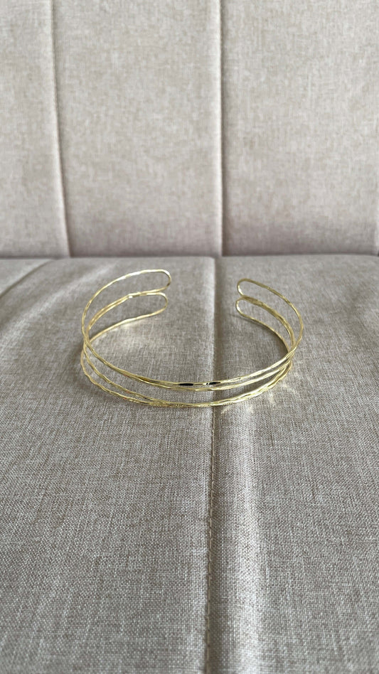 Gargantilla dorada doble, joyas elegantes para un look completo. Perfecta para eventos especiales. Envío a todo Chile.