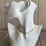 Gargantilla dorada con diseño de rombos, ideal para un look completo en eventos especiales. Envío a todo Chile.