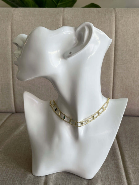 Gargantilla dorada con diseño de rombos, ideal para un look completo en eventos especiales. Envío a todo Chile.