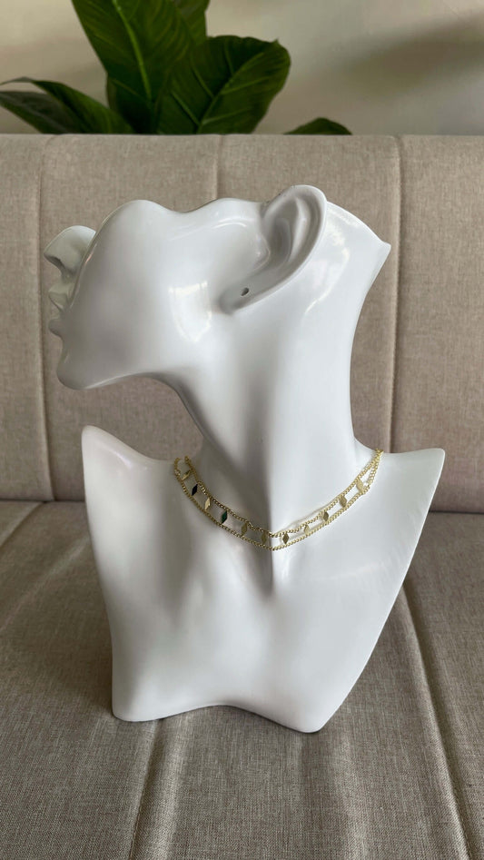 Gargantilla dorada con diseño de rombos, ideal para un look completo en eventos especiales. Envío a todo Chile.
