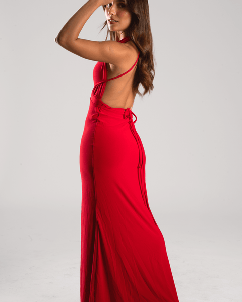 Modelo luciendo vestido largo elegante rojo, ideal para gala o graduación, con envío a todo Chile.