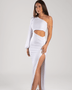 Vestido blanco elegante Bianca con corte asimétrico, ideal para bodas en la playa y ceremonias civiles en Chile.